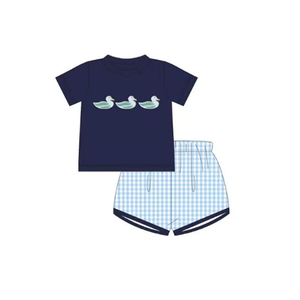 BSSO1938 Tenues personnalisées pour petit garçon, imprimé canard bleu marine, vente en gros pour enfants, ensemble à manches courtes pour tout-petit - Product Image 1