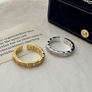 Bague géométrique en argent pur S925 avec un design de niche vintage, luxe léger, incrustation de zircone carrée, taille unique, simplement élégante - Product Image 1