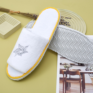 Milieuvriendelijke Premium Hoge Kwaliteit Hoge End Open Teen Koraal Fleece Zachte Hotel Slippers Met Borduurlogo - Product Image 4