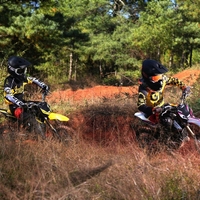 Moto tout-terrain électrique Surron Hyper Bee 2026 avec roues avant de 14 pouces et arrière de 12 pouces pour le tout-terrain technique