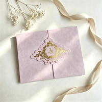 Invitación de Quinceañera de Lujo en Acrílico Morado Lavanda con Lámina Dorada, Diseño de Corona y Cinta, Impresión Personalizada