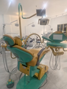 Fauteuil dentaire pédiatrique pour enfants avec alimentation électrique, lecteur de films animés, fabriqué en métal et plastique durables - Product Image 4