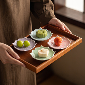 Assiette à dessert en céramique en forme de fleur, petit plat à fruits en porcelaine, style simple, pour les fêtes - Product Image 3