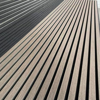 Panneau acoustique en bois à lattes, panneau mural insonorisant en feutre PET écologique pour la décoration intérieure des bureaux commerciaux, des hôtels