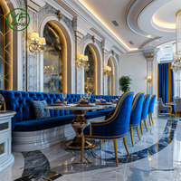 Mobilier de restaurant haut de gamme OEM/ODM : Banquettes en velours capitonnées courbées, tables et chaises métalliques pour projets hôteliers commerciaux