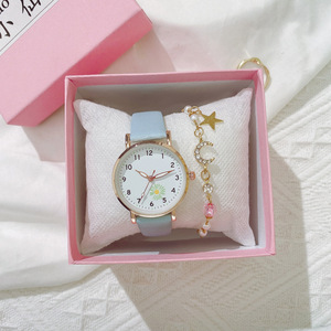 Reloj de cuarzo minimalista para mujer con correa de cuero rosa y diseño de esfera con margaritas - Product Image 2