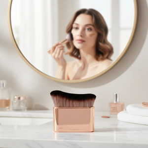 Pinceau de maquillage multifonctionnel personnalisé avec logo, pinceau portable pour fond de teint et contour, outil cosmétique personnalisé - Product Image 1