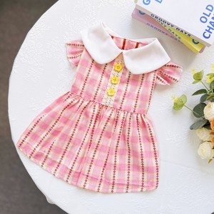 Robe pour animaux de compagnie à carreaux gingham avec col Peter Pan et boutons rouges pour chiens et chats, à porter en toutes saisons - Product Image 3