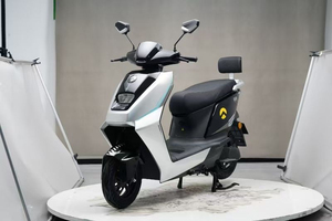 Trottinette électrique intelligente 800W 72V, vitesse maximale 60 km/h, réparation en un clic, régulateur <span class=keywords><strong>de</strong></span> vitesse 3 vitesses, application Bluetooth, TCS, écran LED 7 pouces, dossier, OTA, <span class=keywords><strong>Moto</strong></span> Électrique - Product Image 5
