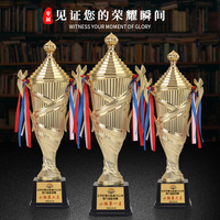 Prix du trophée en plastique doré en stock Grande statue dorée en plastique Décorations sur le thème des fêtes Gagnants ou cadeaux d'appréciation