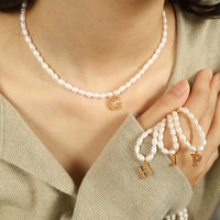 Tendance bijoux 2025 nouveautés étanche en acier inoxydable perles de riz lettre breloque collier de perles pour les femmes