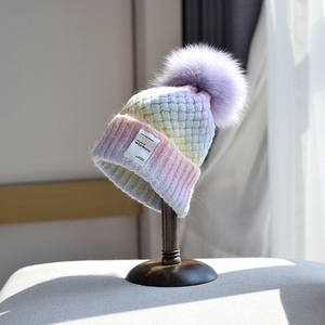 Зимняя вязаная шапка с меховым помпоном и логотипом - Product Image 1