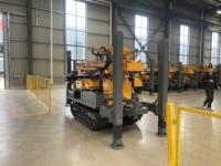 Plateforme de forage de puits d'eau entièrement hydraulique, profondeur de 180 m, chenille mobile, mine, boîte de vitesses, moteur, moteur