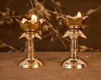 Laiton Lotus Kuber Diya petite forme Kamal maison Temple Puja Articles décor Deepak lampe à huile pour Puja au meilleur prix