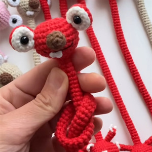 Llavero de ganchillo con dijes de margarita, mini colgante de flor amigurumi hecho a mano, para adorno de bolso, regalo, llavero - Product Image 6