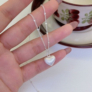 Collana a Cuore Semplice e Dolce in Stile Ins, Design Spazzolato in Argento Puro, Gioiello Trendy da Donna con Catena per Clavicola - Product Image 2