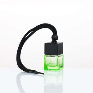 Flacon de parfum pour voiture transparent de forme carrée avec couvercle noir coloré de 8 ml - Product Image 4