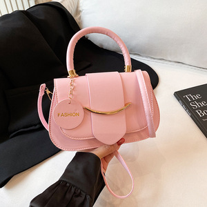 Sac bandoulière grande taille élégant et simple pour femme, nouvelle collection été, couleur unie, avec chaînes classiques – Meilleure vente - Product Image 6