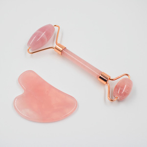 Set de Rodillo de Masaje Guasha de Cuarzo Rosa en Forma de Corazón para Pascua, Reafirmante de Piel y Lifting Facial, con Caja de Regalo Rosa - Product Image 1