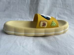 Ciabatte Gialle Cartoon con Suola Antiscivolo in EVA da 17mm, Ciabatte Estive da Uomo - Product Image 1