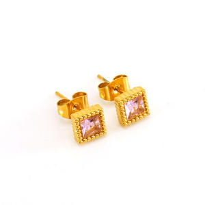 Boucles d'oreilles clous multicolores en moissanite taille princesse style chrétien - Grandes boucles d'oreilles fines plaquées or tendance - Product Image 1