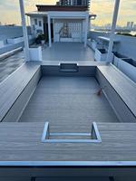 Plancher extérieur moderne en WPC imperméable 148*22mm avec grain de bois imitation teck, pose facile par clipsage