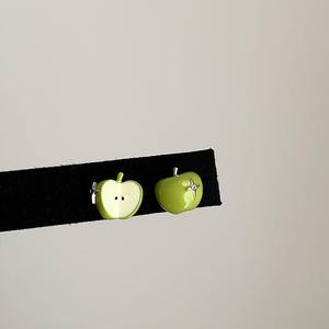 Boucles d'oreilles asymétriques mignonnes en forme de pomme pour femmes et filles, boucles d'oreilles fruitées douces, accessoires de bijoux quotidiens - Product Image 1