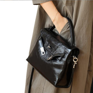 กระเป๋าหนังน้ำมันเคลือบเงาสไตล์เรโทรสำหรับผู้หญิง กระเป๋าสะพายไหล่ทรงสี่เหลี่ยมเล็กแบบเรียบง่ายและอเนกประสงค์ พร้อมตัวล็อคหนัง กระเป๋าเครื่องสำอางคุณภาพพรีเมียม - Product Image 5