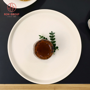 Piatto in Ceramica Bianca Minimalista Moderno per Elegante Presentazione di Dessert con Tocco Organico Set da Ristorante - Product Image 2