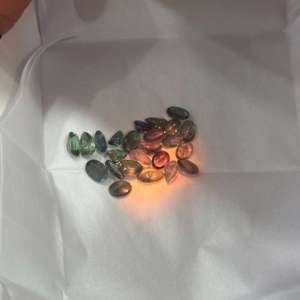 Lot de pierres précieuses d'Alexandrite naturelle en vrac à vendre, taille demi-carat, colis en vrac, pierres précieuses d'Alexandrite naturelles changeant de couleur - Product Image 3