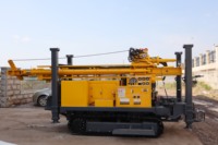 Foreuse rotative sur chenilles avec moteur diesel et boîte de vitesses pour le forage de puits profonds