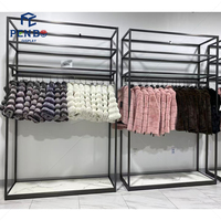 Porte-vêtements moderne pour boutique, en fer noir, sur pied, avec étagères de rangement ouvertes