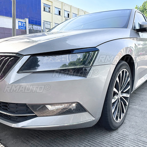Autocollants de recouvrement de phares de voiture pour Skoda Superb B8 2016-2018 Noir brillant/Aspect carbone Kit carrosserie Tuning - Product Image 4
