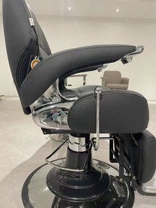 Fauteuil de barbier robuste, confort accru pour vos clients, conçu pour les salons très fréquentés, avec repose-pieds. - Product Image 3