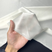 Tissu tissé uni léger et respirant 26,5 mm 20 % Soie de mûrier 75 % Acétate 5 % Élasthanne 140 Satin FD6618