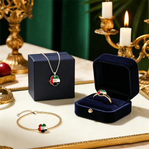 ชุดเครื่องประดับดอกมะลิแห่งชาติ UAE ไม่มีตัวแทนจำหน่าย ประกอบด้วยสร้อยคอเคลือบเงา กำไลข้อมือ แหวน และพวงกุญแจ สำหรับเครื่องประดับแสดงความรักชาติของ UAE - Product Image 6