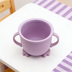 Vente en gros de gobelets à collation pliables en silicone de qualité alimentaire pour bébés et enfants, avec couvercle transparent et poignée - Product Image 3