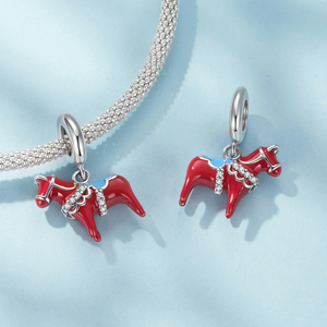 Breloque cheval rouge plaqué argent avec émail bleu et accents de cristal, pendentif animal mignon pour cadeau unisexe - Product Image 3