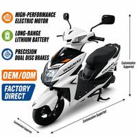 Moto électrique haute vitesse, couleur blanche, très populaire, idéale pour les trajets quotidiens, avec deux rétroviseurs.