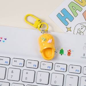 CHENXI Llaveros de dibujos animados 3D con forma de zapatilla, mini colgantes de resina, accesorios para bolsos para niñas - Product Image 6