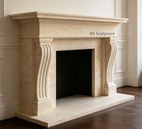 Cheminée en travertin beige sculptée à la main de style Louis XV Rococo, avec décorations de coquillages et de feuilles, pour la décoration de villa.