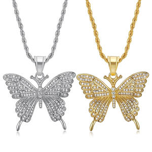 Collana Raffinata con Dettaglio Ali di Farfalla 3D Incastonate di Zirconi Cubici, Finitura Dorata Lucida e Texture Resistente - Product Image 6