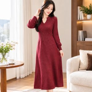 Robe pull en tricot élégante pour femme, col en V, manches longues, coupe midi évasée, couleur unie, pour l'automne - Product Image 5