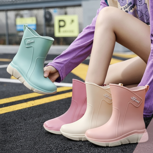 Sio stivali da donna morbidi pastello Mid Rain per la stagione delle piogge alla moda Design Walker - Product Image 1