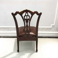Chaise de salle à manger Chippendale britannique de luxe, chaise en bois massif faite à la main avec des sculptures dorées et une sellerie en cuir