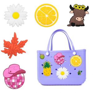 กระเป๋าถือผู้หญิง PVC สไตล์ลำลองสำหรับไปเที่ยวทะเล ลดราคาสุดฮอต ดีไซน์โดดเด่น พร้อมหัวเข็มขัดตกแต่งแบบถอดได้ ใช้ใส่เครื่องสำอางได้สะดวก - Product Image 2