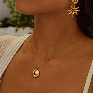 قلادة من الفولاذ المقاوم للصدأ مطلية بالذهب عيار 18 قيراط مع حلية على شكل قمر وخرز لؤلؤي مقلد، تصميم بسيط وأنيق للاستخدام اليومي للنساء - Product Image 3