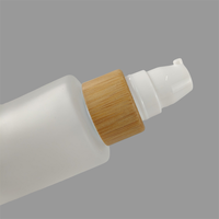 Emballage de soin de la peau de luxe de haute qualité, flacon pompe carré vide en verre givré de 30 ml avec couvercle en bambou