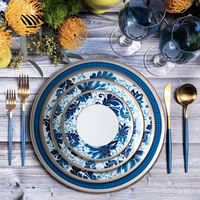 Ensemble de vaisselle en porcelaine bleue à motifs floraux, incrustation dorée, vaisselle en céramique pour une décoration de table de mariage élégante, classique et haut de gamme