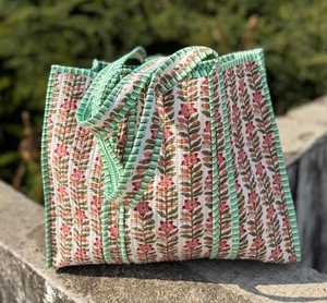 Bolso de mano grande de algodón acolchado con estampado a mano para mujer, ideal para compras y viajes. - Product Image 1
